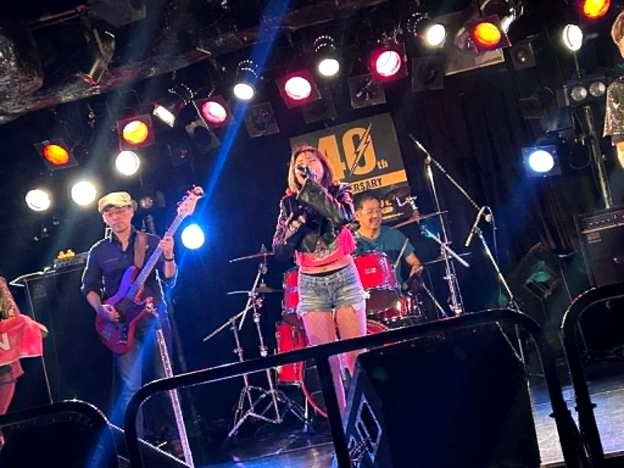 横浜7th AVENUEのステージに立つ本牧シンガーのんとNONFICTION