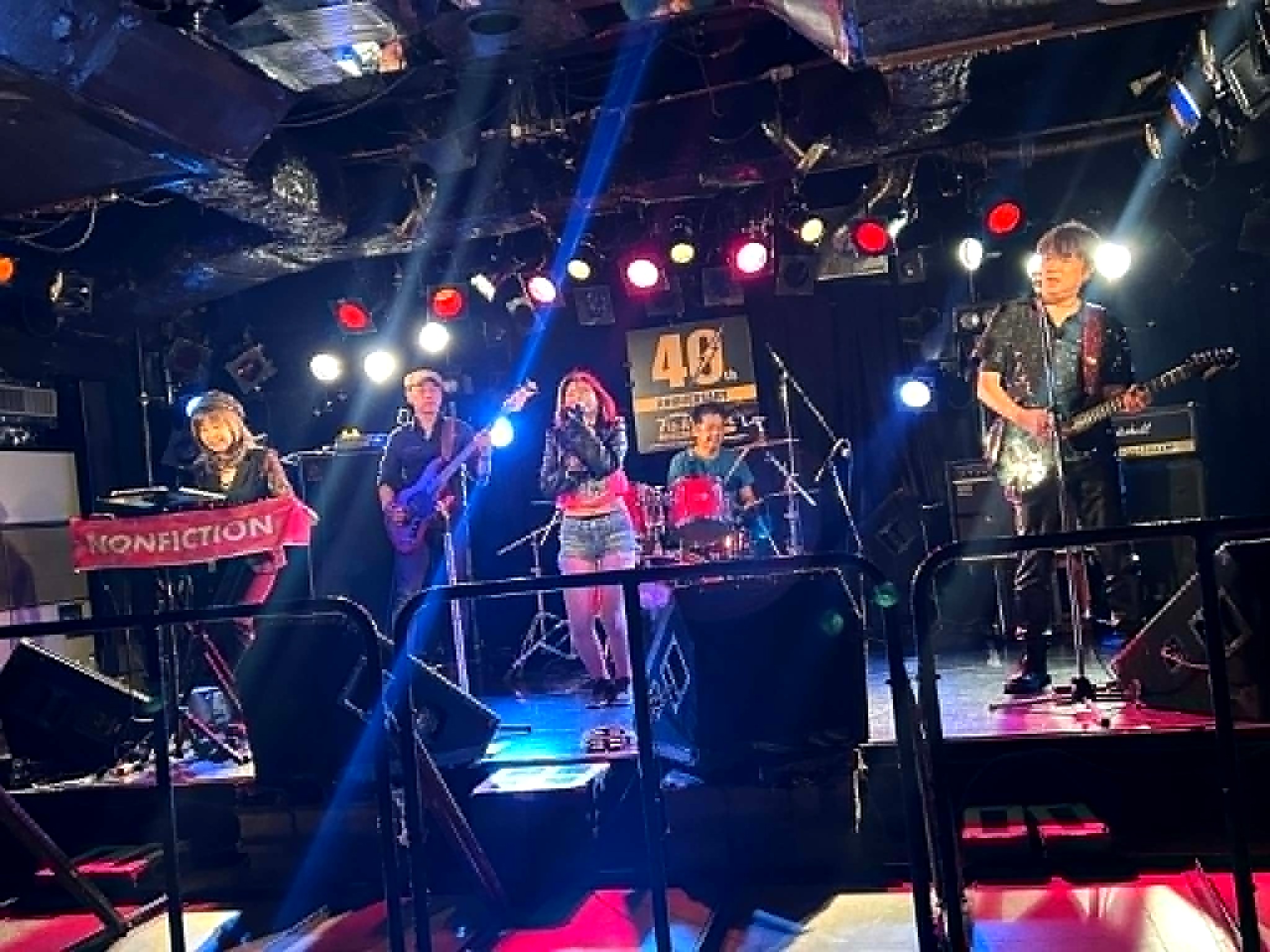 横浜7th AVENUEで演奏する本牧シンガーのんとNONFICTION