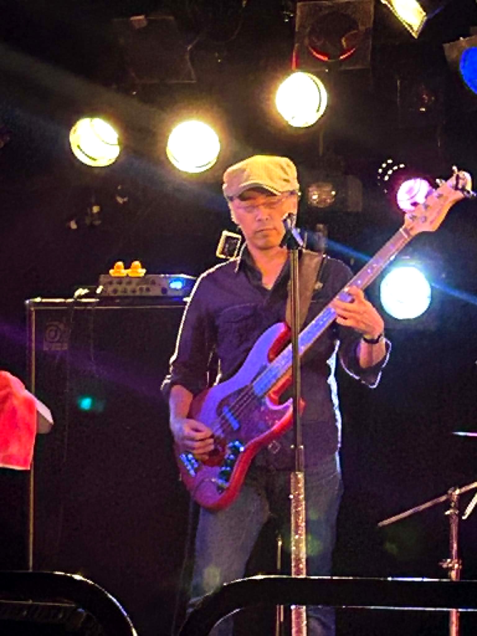横浜7th AVENUEで演奏するNONFICTION Bassの平本圭治