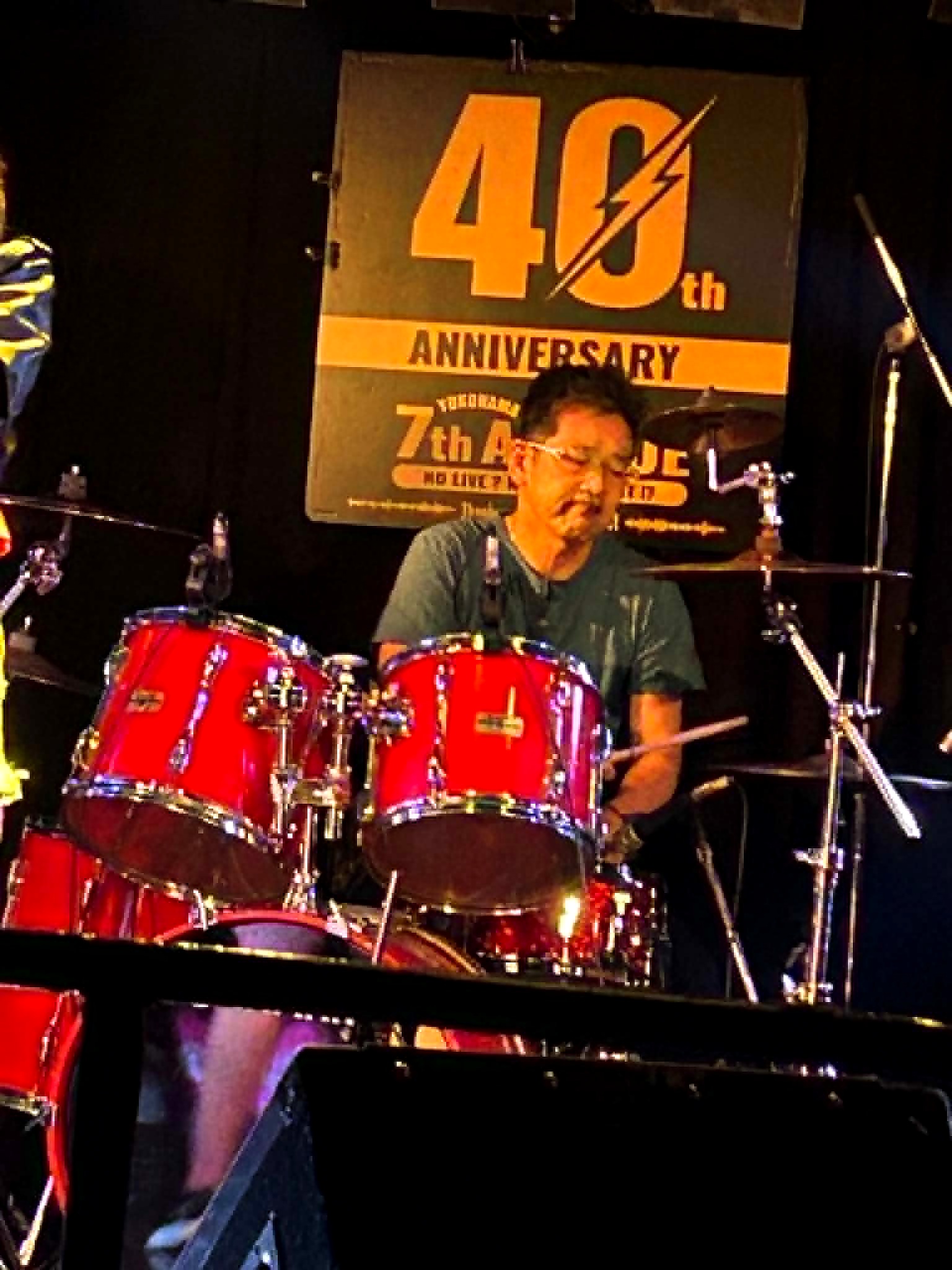 横浜7th AVENUEで演奏するNONFICTION Drumsのまこ