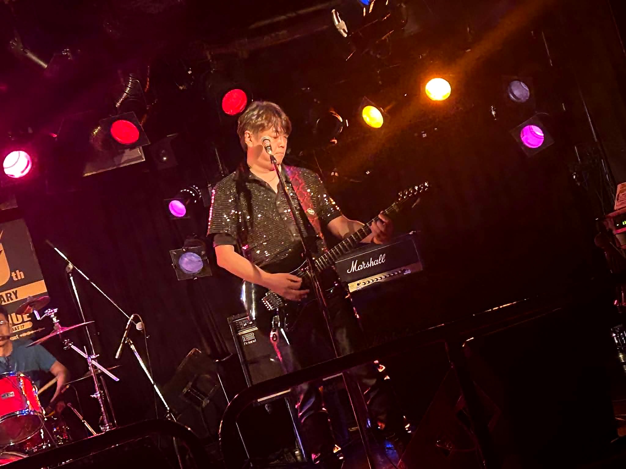 横浜7th AVENUEで演奏するNONFICTION Guitarのみっちぃ