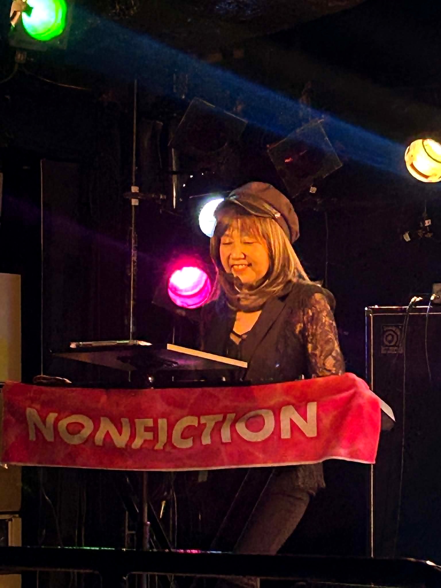 横浜7th AVENUEで演奏するNONFICTION KeyboardのJumi
