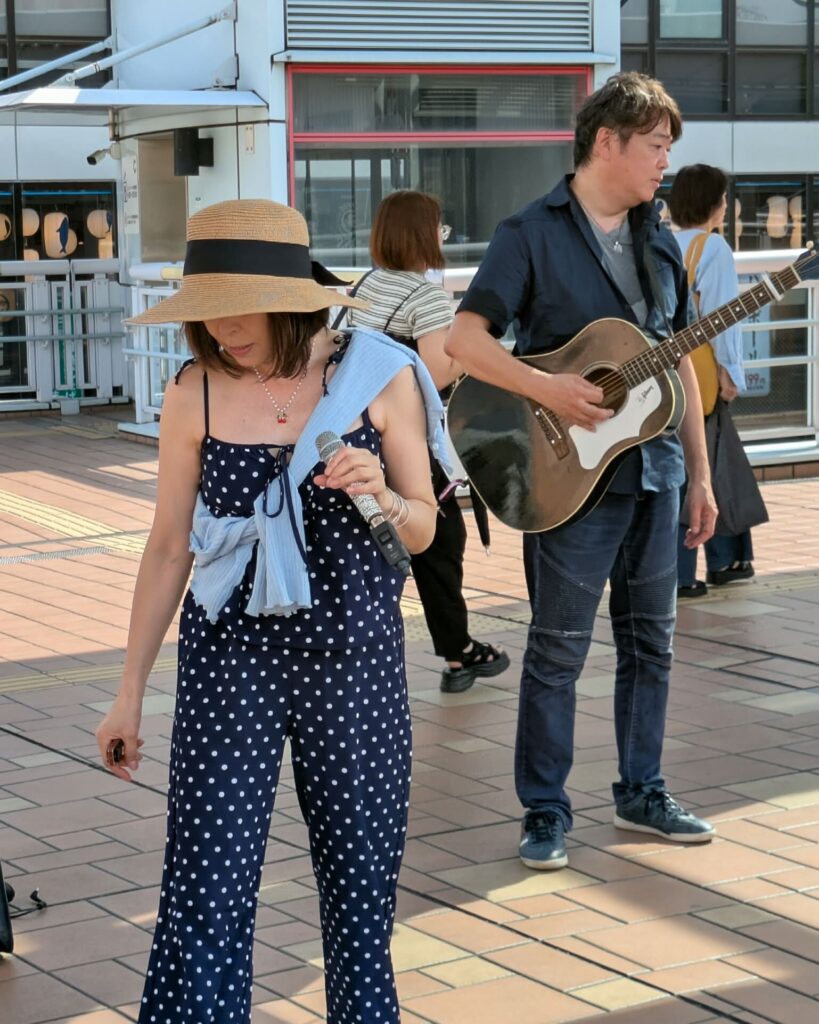 海老名ストリートライブで演奏するのんとみっちぃの縦位置写真