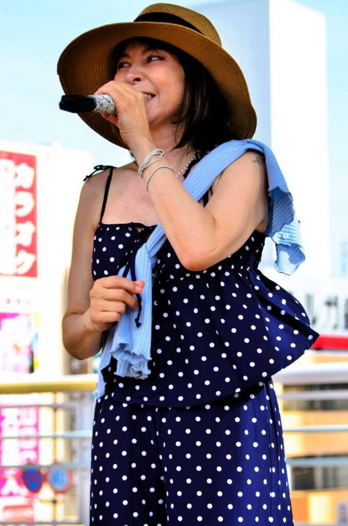 本牧シンガーのんが横浜近郊の海老名ストリートライブで歌う姿