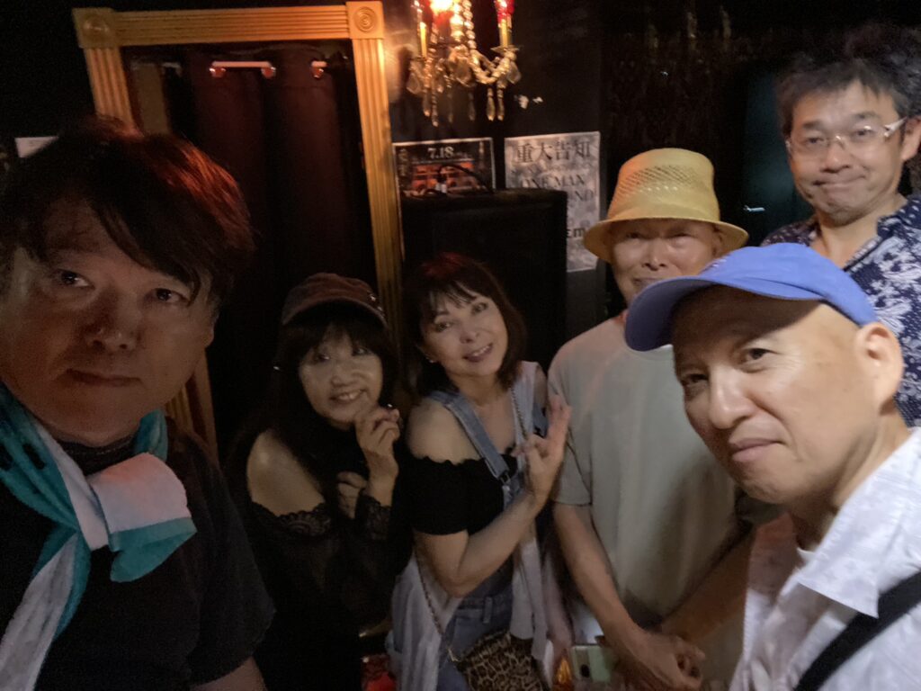 関内JET ACTIONでのライブ終了後に撮影したNONFICTIONと関係者の記念写真