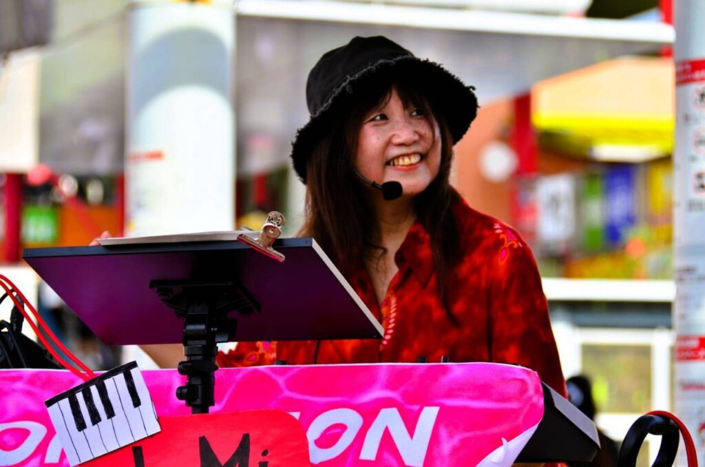 海老名ストリートライブで笑顔を見せるキーボードのJumi
