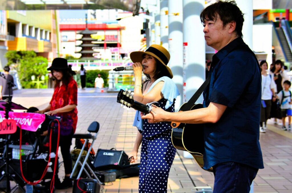 海老名ストリートライブで演奏するのん・みっちぃ・Jumi