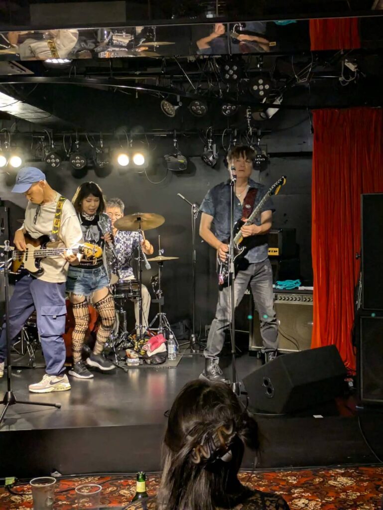 関内JET ACTIONでバンド演奏するNONFICTIONのライブステージ