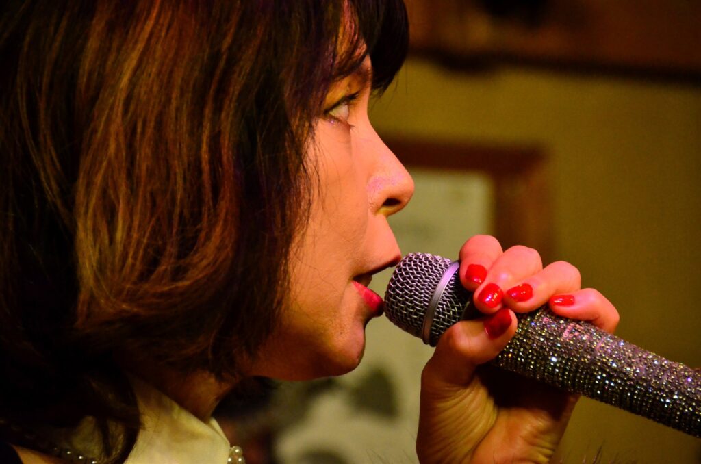 蒔田アビームのライブバーで歌う本牧シンガーのんの横顔
