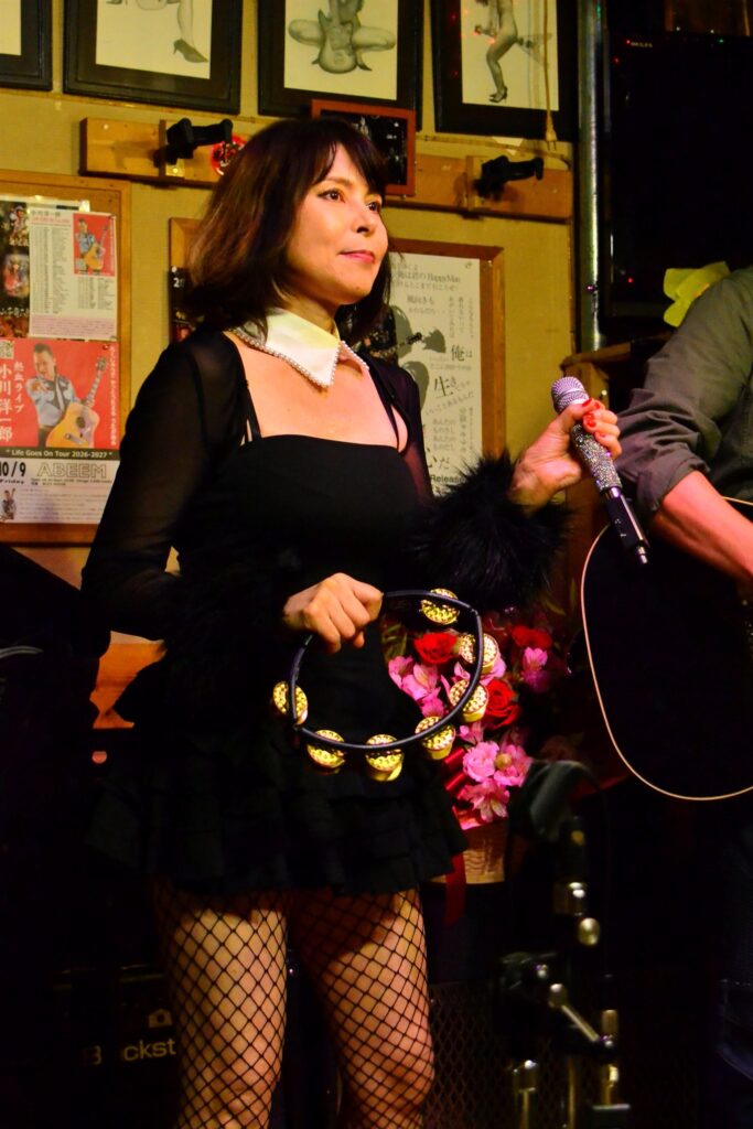 蒔田アビームでタンバリンを手に歌う横浜のシンガー本牧シンガーのん