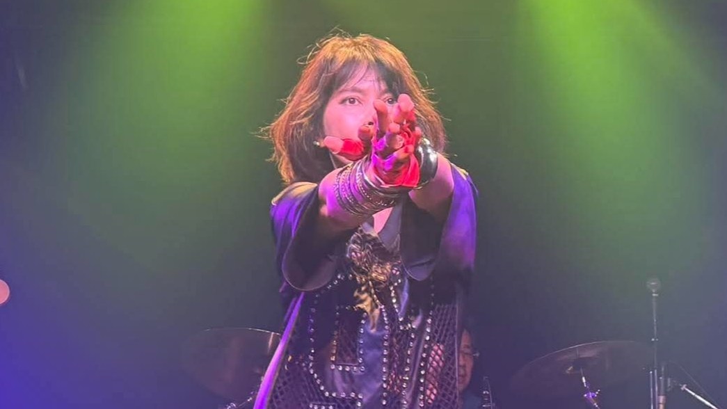 立川HEARTBEATのステージから客席へ手を伸ばす本牧シンガーのん