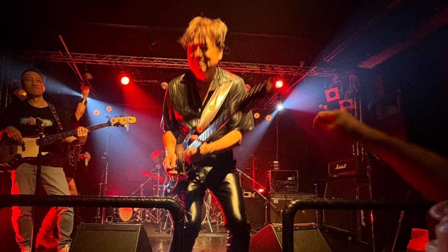 立川HEARTBEATでギターを弾くNONFICTIONのギタリスト