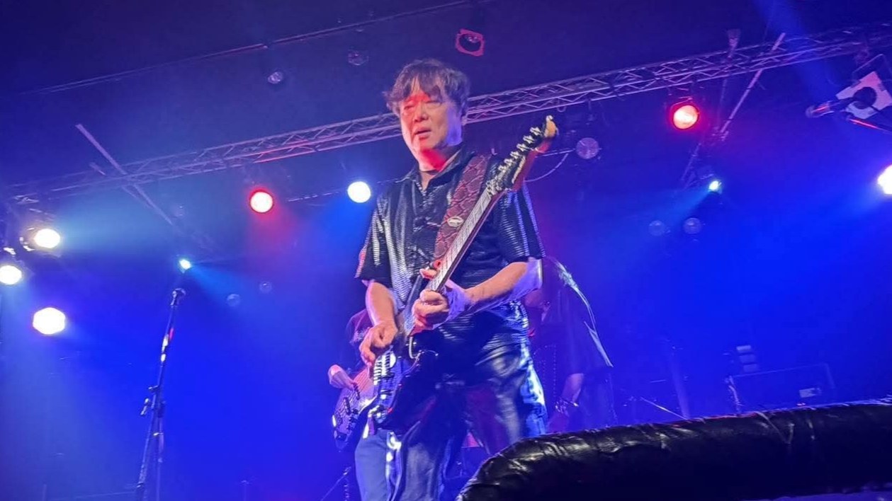 立川HEARTBEATのステージでギターソロを弾くNONFICTIONのギタリスト