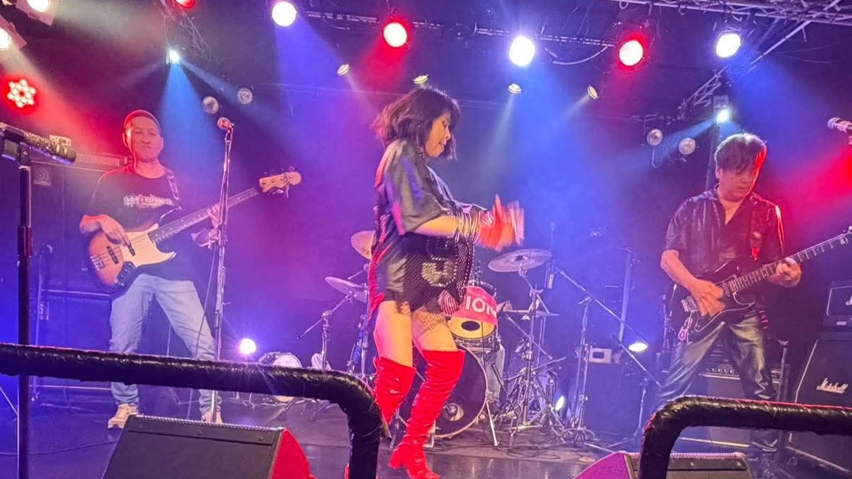 立川HEARTBEATのステージで演奏するNONFICTIONの4人