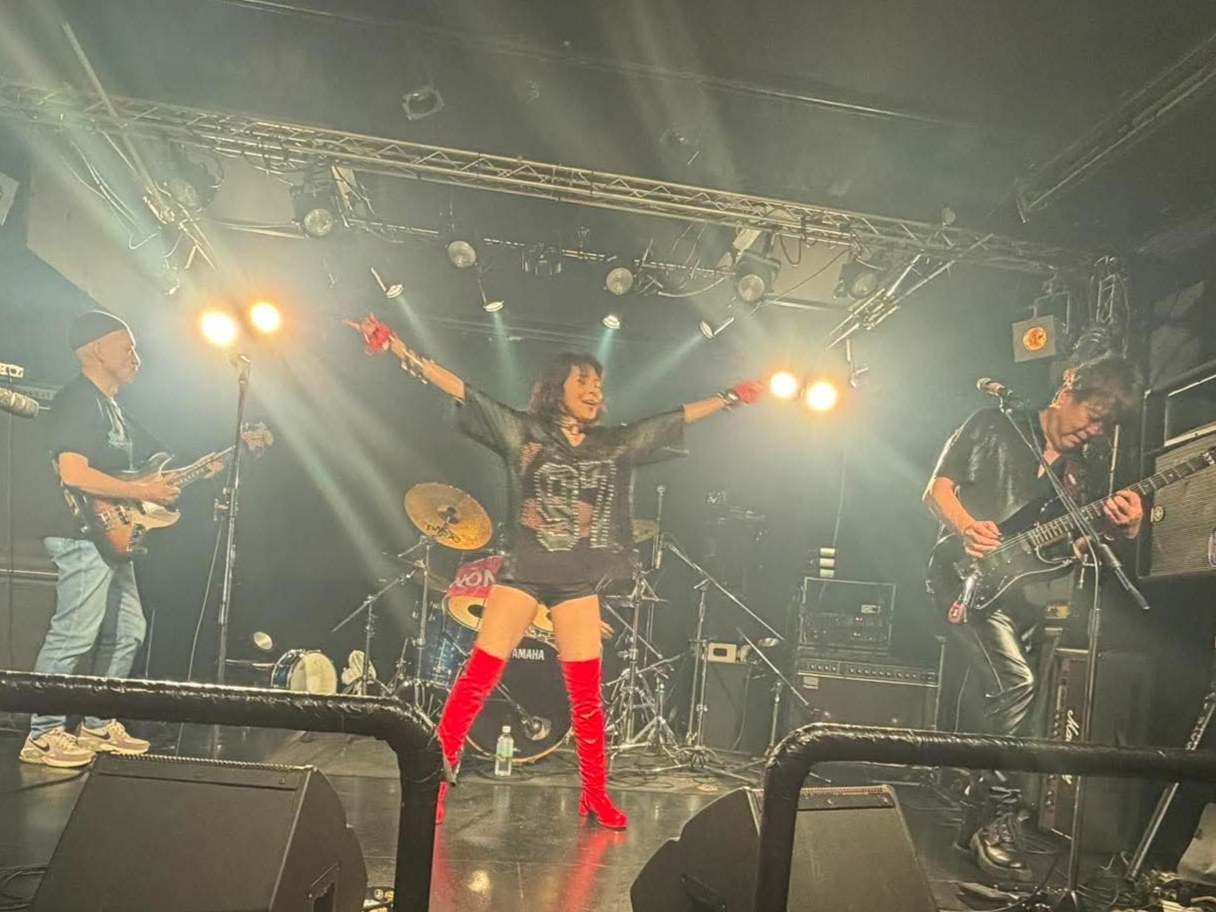 立川HEARTBEATのステージいっぱいに腕を広げる本牧シンガーのんとNONFICTION