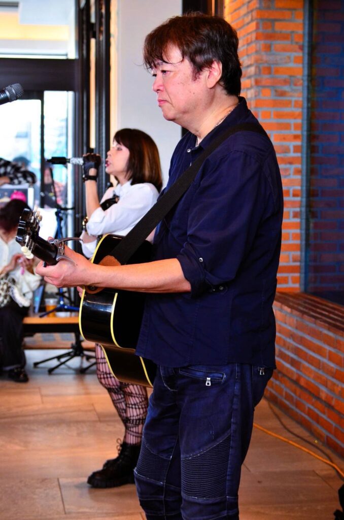 千葉みなと さんばしまつり2026のなかステージで演奏するみっちぃと歌う本牧シンガーのん