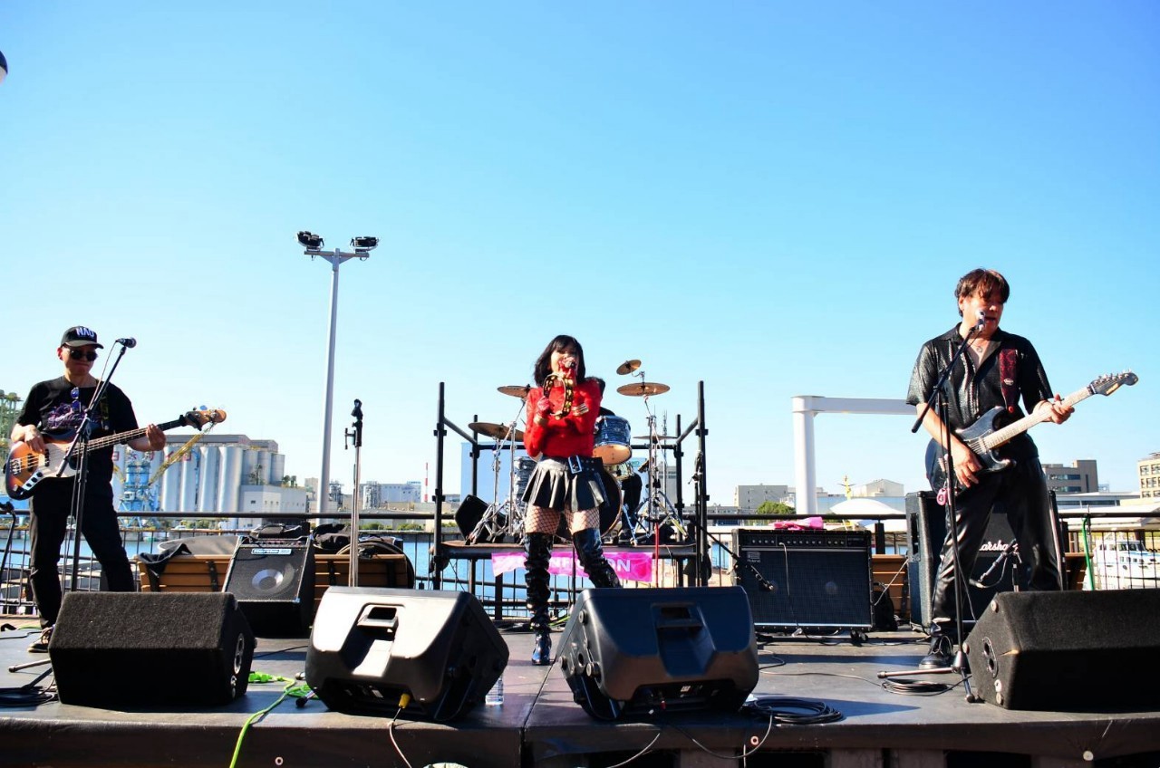 千葉みなと・ケーズハーバーのROCK HARBORに出演した横浜のバンドNONFICTIONのステージ全景