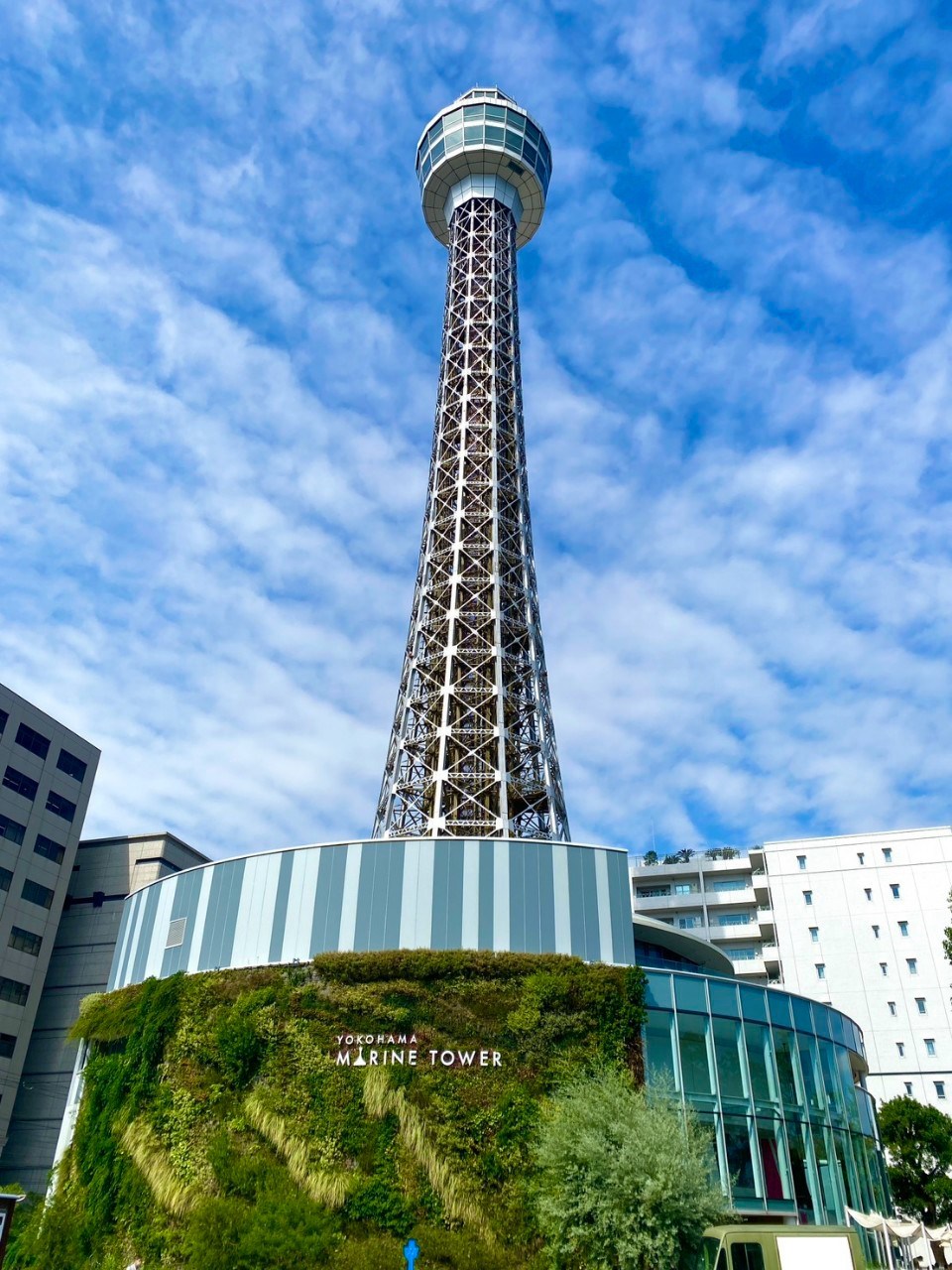 青空の下に立つ横浜マリンタワーと会場周辺の風景