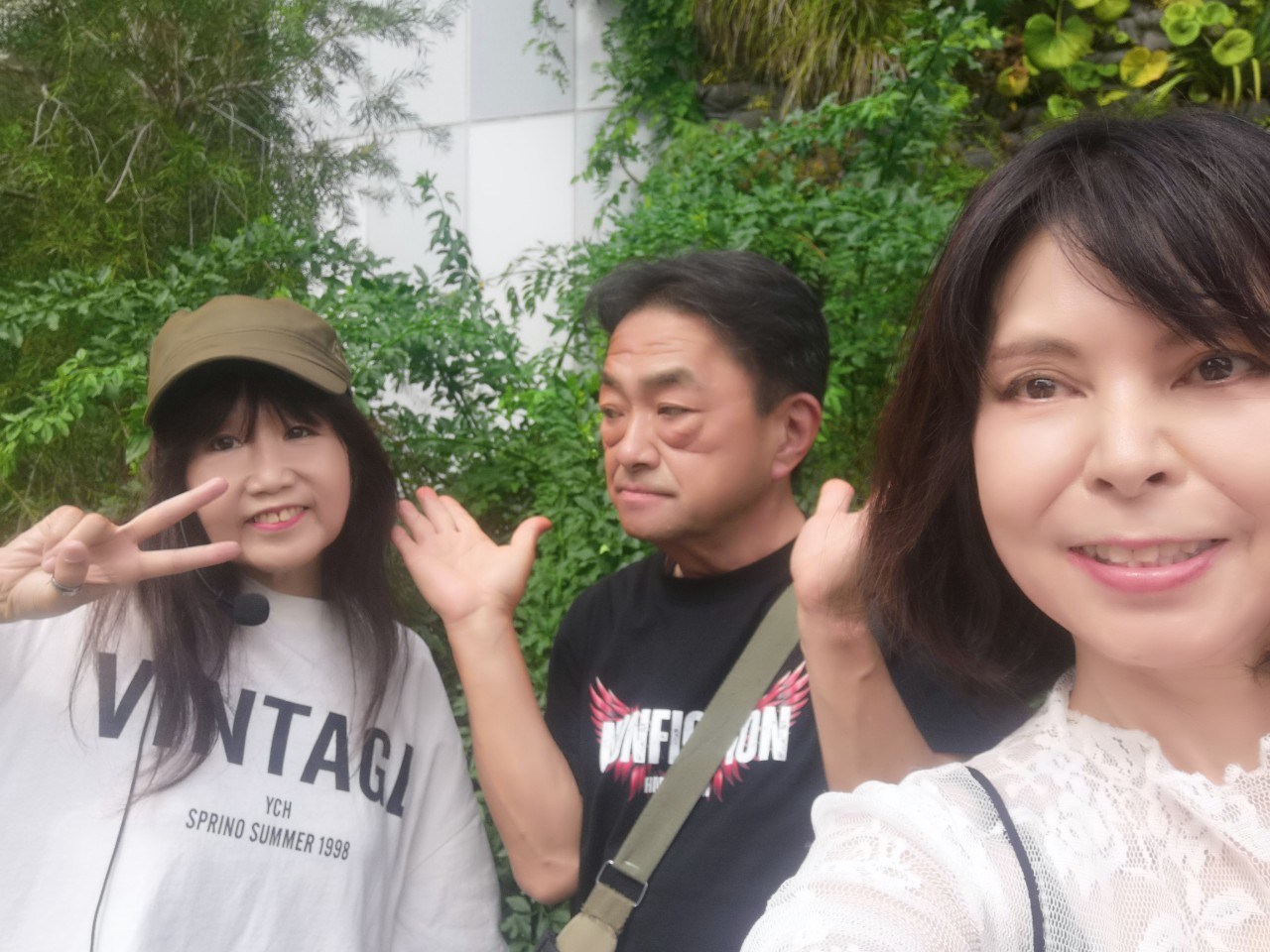 横浜マリンタワー前で撮影した本牧シンガーのん・みっちぃ・Jumiの写真